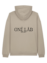 Lade das Bild in den Galerie-Viewer, ONÉ LÅB HOODIE  STONE

