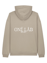 Lade das Bild in den Galerie-Viewer, ONÉ LÅB HOODIE STONE
