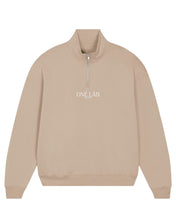 Lade das Bild in den Galerie-Viewer, ONÉ LÅB SWEATER MIT REISSVERSCHLUSS I DUST
